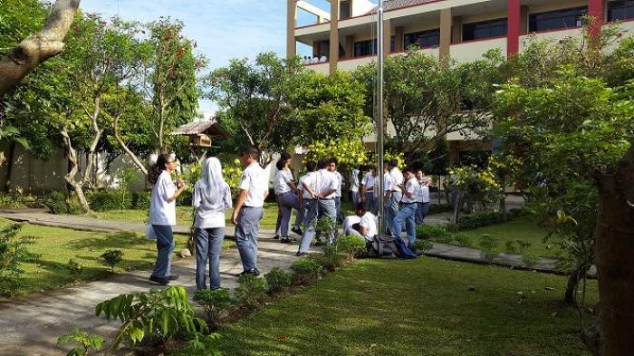 Kegiatan ekstrakurikuler robotika dengan siswa sedang merakit robot
